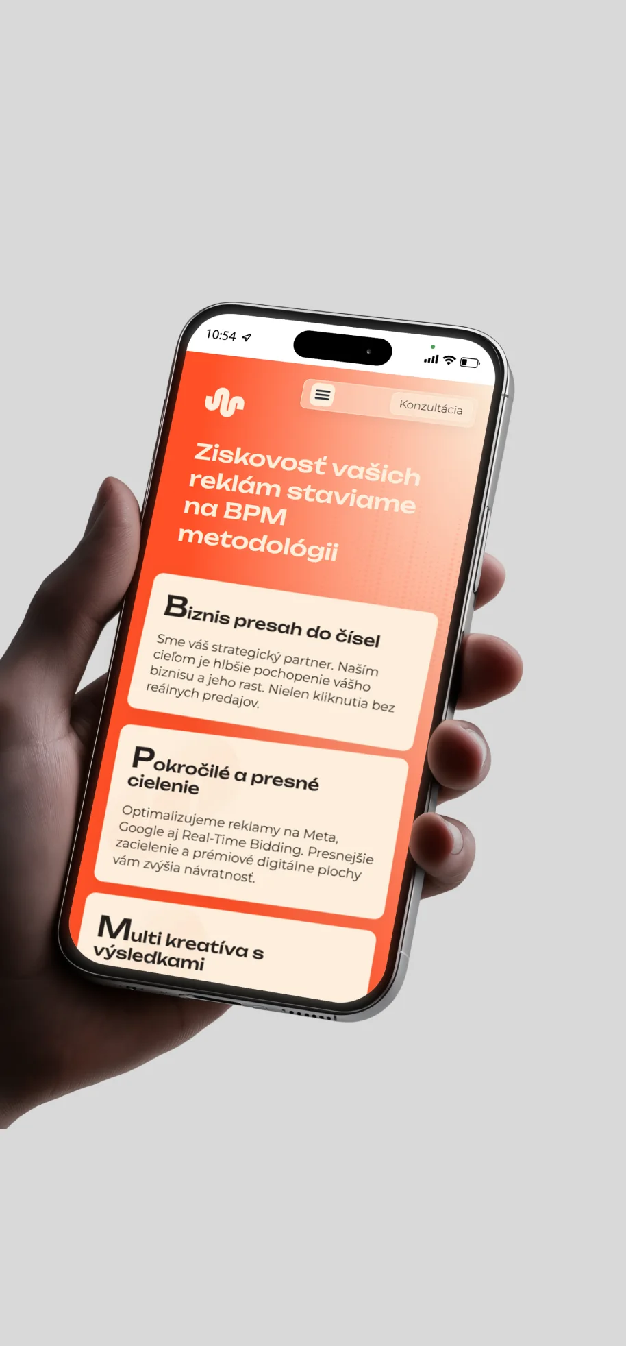 Mobilná verzia webu v ruke