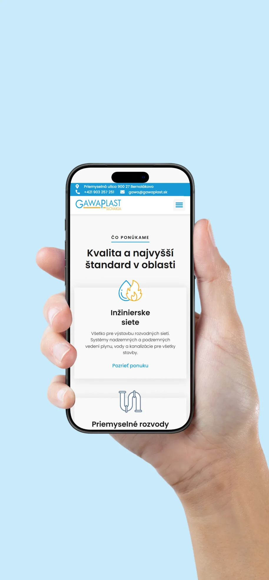 Mobilná verzia webu v ruke